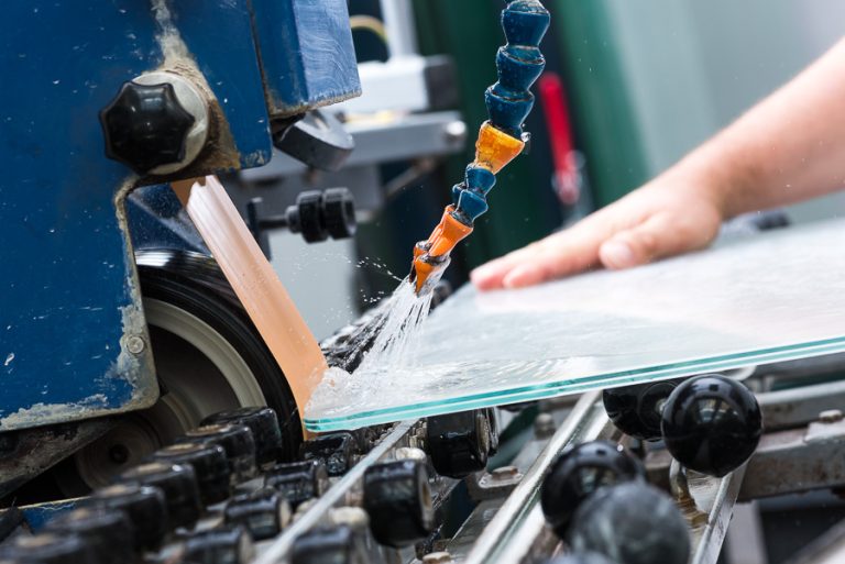 Machine à bandes pour le polissage du verre
