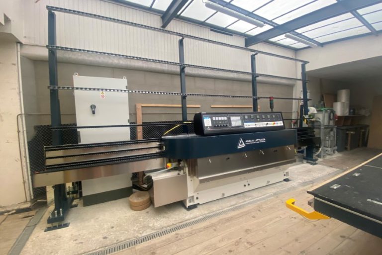 Machine à façonnage des bords rectilignes 1